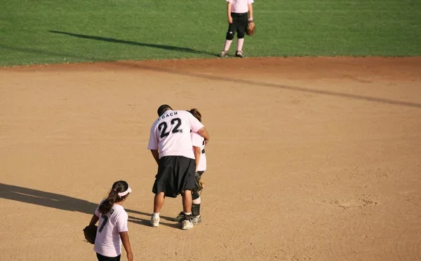 Бейсбольный Тренер Помогает Игроку — стоковое фото