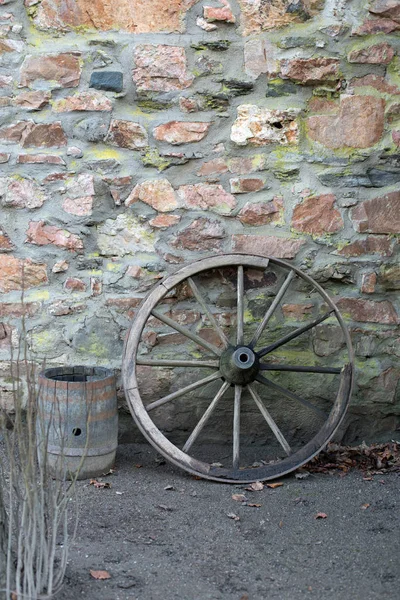 石墙上的旧木车轮和桶 — 图库照片