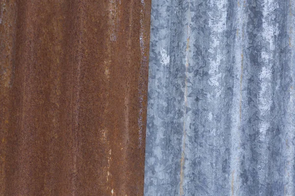 赤と銀のレトロなアルミの納屋にサイディング — ストック写真