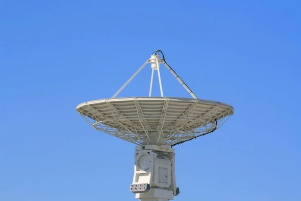 Grande Antenne Parabolique Sur Ciel Bleu Clair — Photo