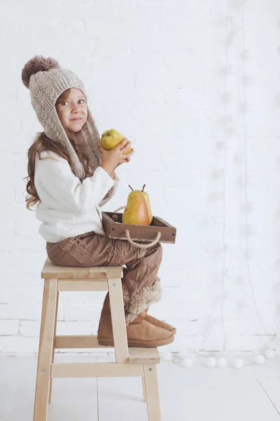 Menina Bonito Anos Idade Vestindo Malha Roupas Inverno Moda Posando — Fotografia de Stock