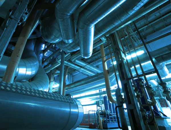 産業用発電所の内部に見られる設備 ケーブル及び配管 — ストック写真