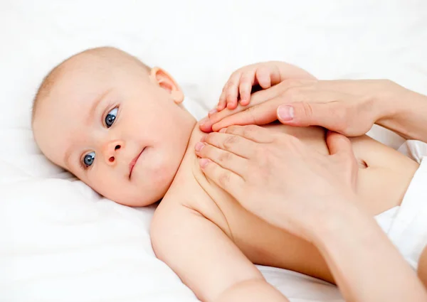 Massaggiatrice Massaggiando Bambina Concentrazione Superficiale — Foto Stock