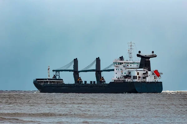 黑色散货船驶向大海 在寒冷的冬天 — 图库照片