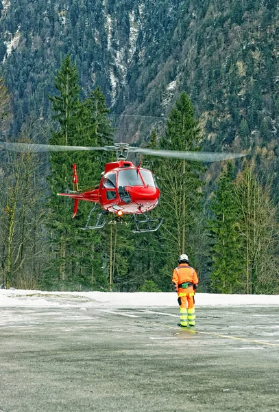 Helicóptero Vermelho Aterrissando Heliporto Suíço Alpes — Fotografia de Stock