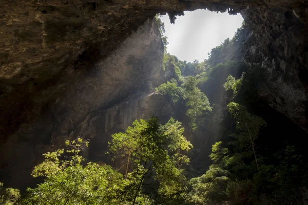 Luz Del Sol Través Agujero Cueva Tailandia — Foto de Stock