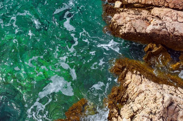 Orilla Océano Con Grandes Rocas Agua — Foto de Stock