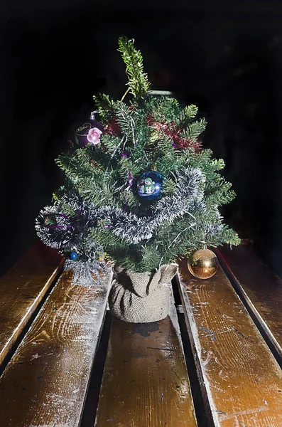 Dekoratív Karácsonyfa Dekorációkkal Asztalon — Stock Fotó