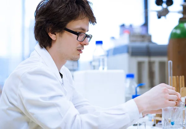 Joven Investigador Estudiante Química Que Lleva Cabo Investigación Científica Laboratorio — Foto de Stock