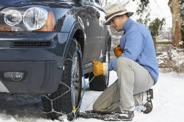 Man Zetten Sneeuwkettingen Band Van Auto — Stockfoto