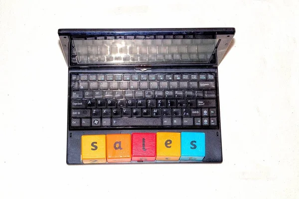 Laptop Com Vendas Palavras Fundo Branco — Fotografia de Stock