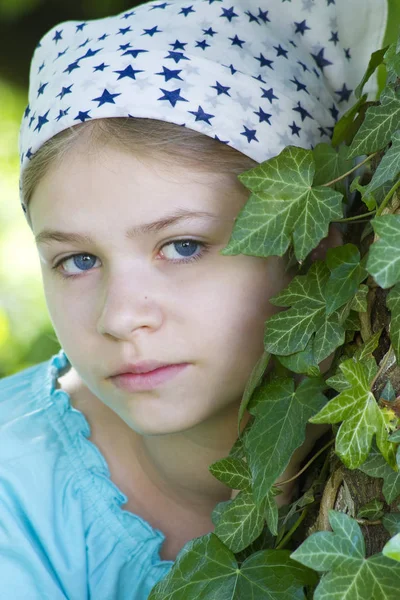 夏の緑の公園で木の近くに立っている若い女の子の肖像画 — ストック写真