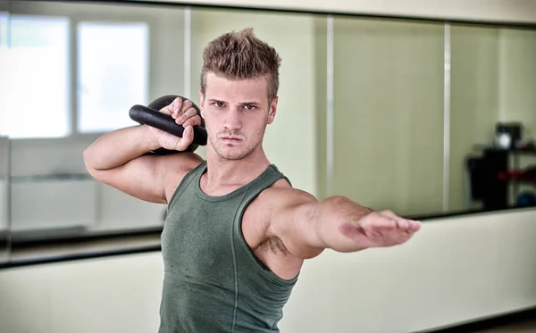Atraktivní Mladý Muž Cvičení Kettlebell Cvičit Tělocvičně — Stock fotografie