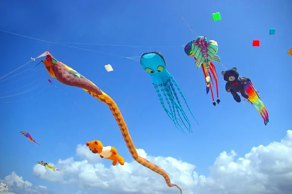 在印度尼西亚巴厘岛沙努尔海滩运动会上放飞的创意风筝 — 图库照片