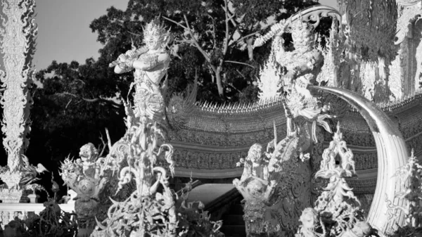 Estátuas Guardiões Mitológicos Templo Branco Wat Rong Khun Wat Rong — Fotografia de Stock