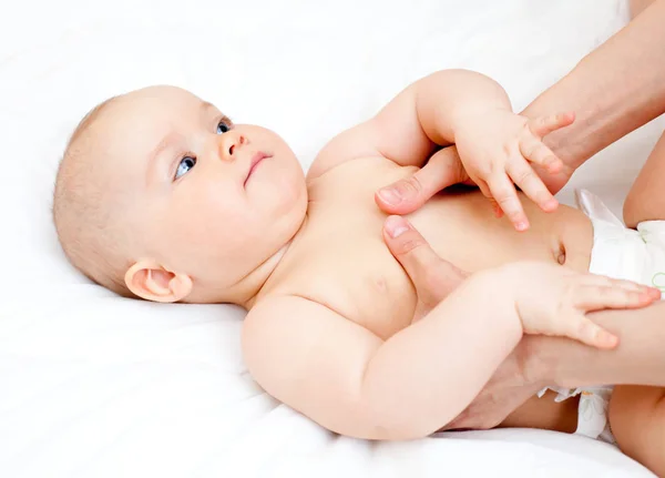 Masajista Masajeando Pequeña Niña Enfoque Superficial —  Fotos de Stock