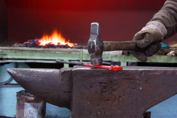 Hand Smith Strikes Hammer Heated Metal Anvil Fire — Stock Photo, Image