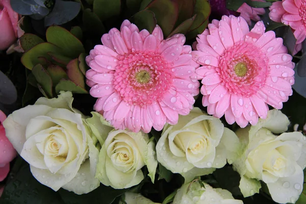 Gerberas Rosadas Pálidas Rosas Blancas Arreglo Floral — Foto de Stock