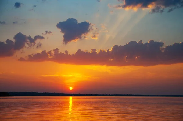 川の上の美しい日没 — ストック写真