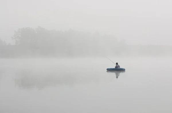 Sabahın Erken Saatlerinde Nehri Üzerinde Balıkçılık — Stok fotoğraf