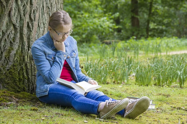 Fiatal Lány Olvasatban Könyvet Parkban Tavasszal — Stock Fotó