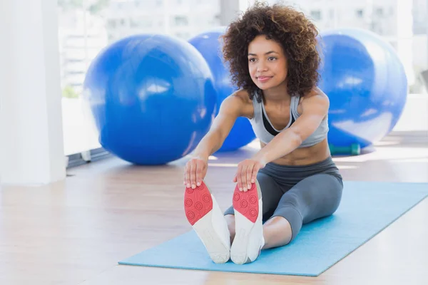 Lunghezza Completa Una Giovane Donna Sportiva Che Allunga Mani Alle — Foto Stock