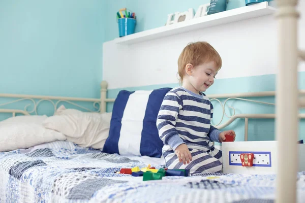 Niño Años Jugando Con Juguetes Dormitorio — Foto de Stock