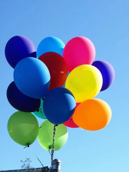 Ένα Μπουκέτο Πολύχρωμα Μπαλόνια Στον Ουρανό — Φωτογραφία Αρχείου