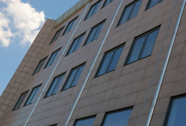 Vista Del Nuevo Edificio Oficinas Moderno Cielo Con Nubes — Foto de Stock