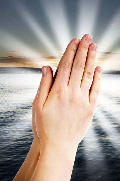 Orando Mãos Com Uma Paisagem Com Oceano Pôr Sol Fundo — Fotografia de Stock