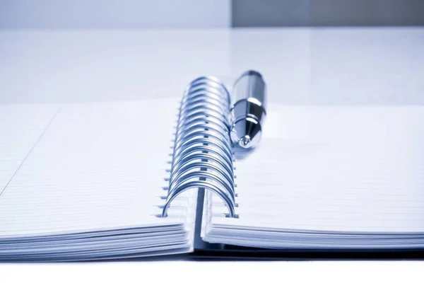 Cuaderno Pluma Negocios Mesa Oficina Bajo Tinte Luz Azul — Foto de Stock
