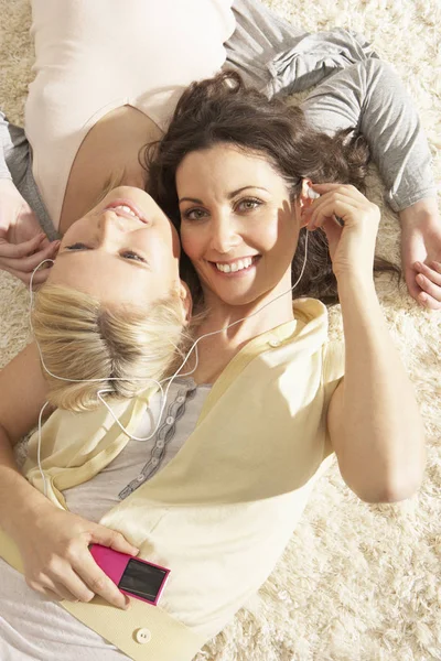 Two Women Listening Mp3 Player Headphones Together Relaxing Laying Rug — Stock Photo, Image