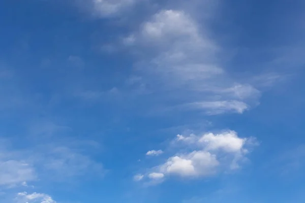 Den Vackra Blå Himlen Med Vita Moln Ljuset Stigande Sol — Stockfoto