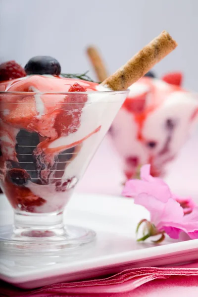 Heerlijk Uitziende Dessert Met Verse Bessen Yoghurt — Stockfoto