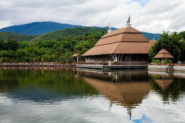 Casa Vicino Lago Nel Safari Notturno Chiang Mai — Foto Stock