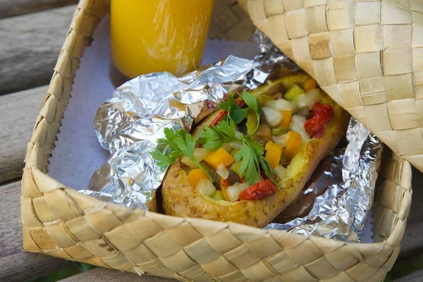 Обід Під Відкритим Небом Вегетаріанської Картоплі Запеченої Овочами Сиром Алюмінієвій — стокове фото