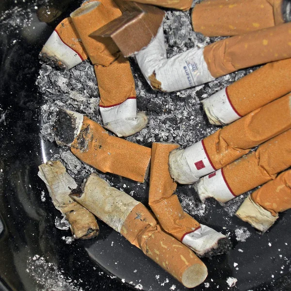 Fesses Cigarette Dans Cendrier — Photo