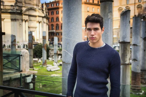 Όμορφος Νεαρός Άνδρας Στη Ρώμη Στέκεται Μπροστά Από Foro Traiano — Φωτογραφία Αρχείου