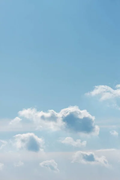 Heldere Hemel Met Kleine Wolken Achtergrond — Stockfoto