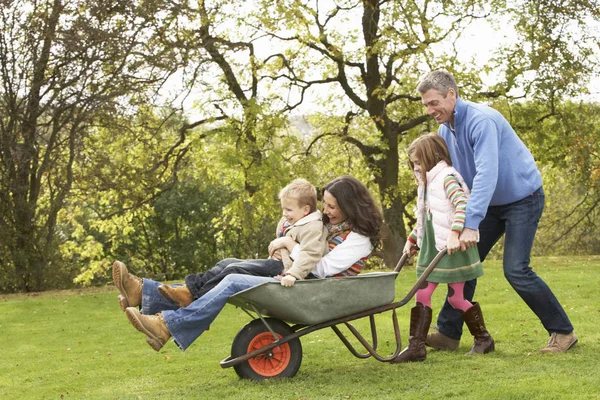 Familia Con Hombre Dando Madre Hijos Paseo Carretilla — Foto de Stock