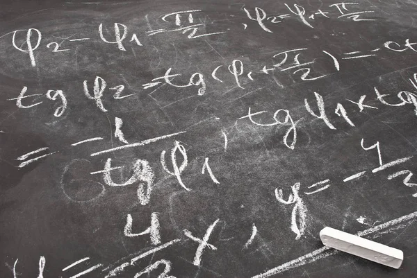 新黑板上的数学方程 — 图库照片