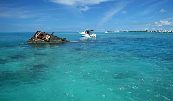 Ein Schiffswrack Einem Tropischen Meer Dessen Nähe Ein Ausflugsboot Schwimmt — Stockfoto