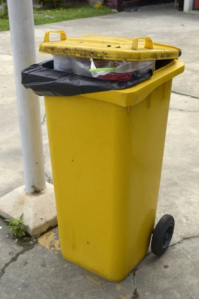 Primo Piano Del Bidone Giallo Pieno Della Spazzatura — Foto Stock