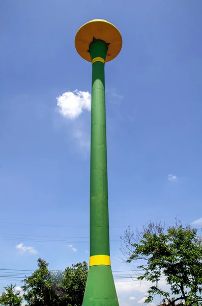 Green Public Water Tank Hold Blue Sky — стоковое фото