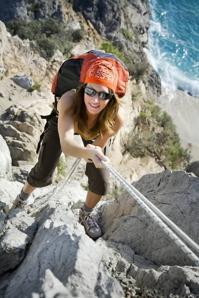 Mujer Joven Que Llega Cima Una Montaña — Foto de Stock