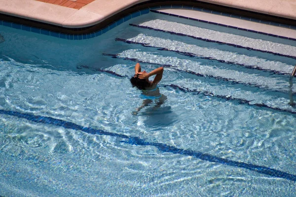 Mujer Piscina Fue Capturada Con Sus Manos Cepillándose Pelo Hacia — Foto de Stock