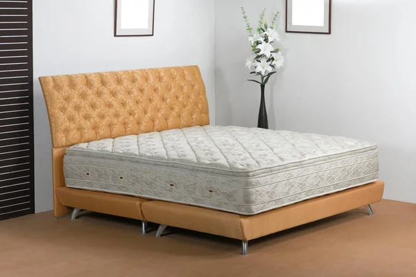 漂亮的卧室氛围和床垫弹簧的柔软让你有一个美好的梦想 — 图库照片