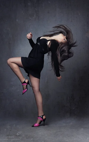Mujer Bailando Interior Elegante Vestido Zapatos — Foto de Stock