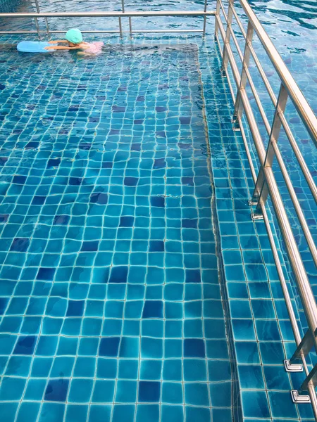 Chica Asiática Tratar Nadar Piscina — Foto de Stock