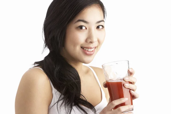 Mujer Joven Disfrutando Una Bebida Saludable Estudio — Foto de Stock